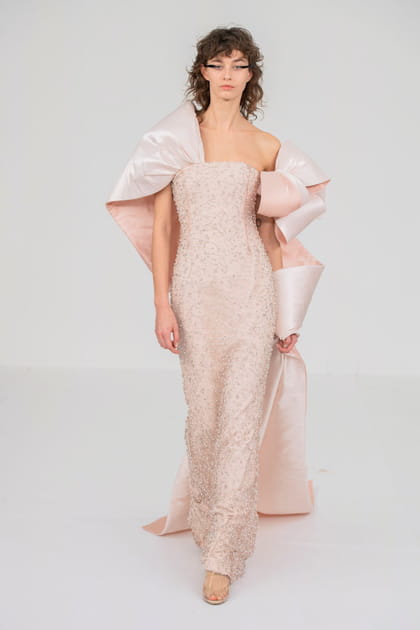 Robe rose poudr&eacute;&nbsp;&agrave; tra&icirc;ne aper&ccedil;ue sur le d&eacute;fil&eacute; Alexis Mabille