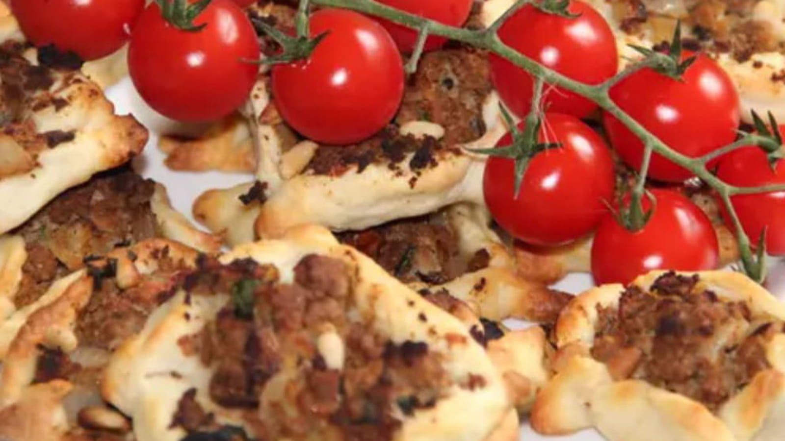 Sfiha baalbakieh (chaussons libanais farcis à la viande hachée)