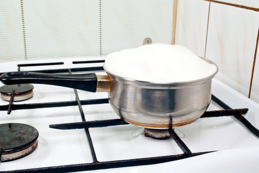 Comment faire bouillir du lait sans débordement ?