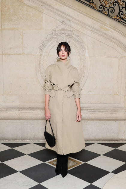 Deva Cassel en trench beige&nbsp;au d&eacute;fil&eacute; Dior haute couture printemps-&eacute;t&eacute; 2024