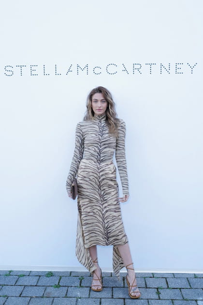 Paris Jackson en robe &agrave; imprim&eacute; animal au d&eacute;fil&eacute; Stella McCartney