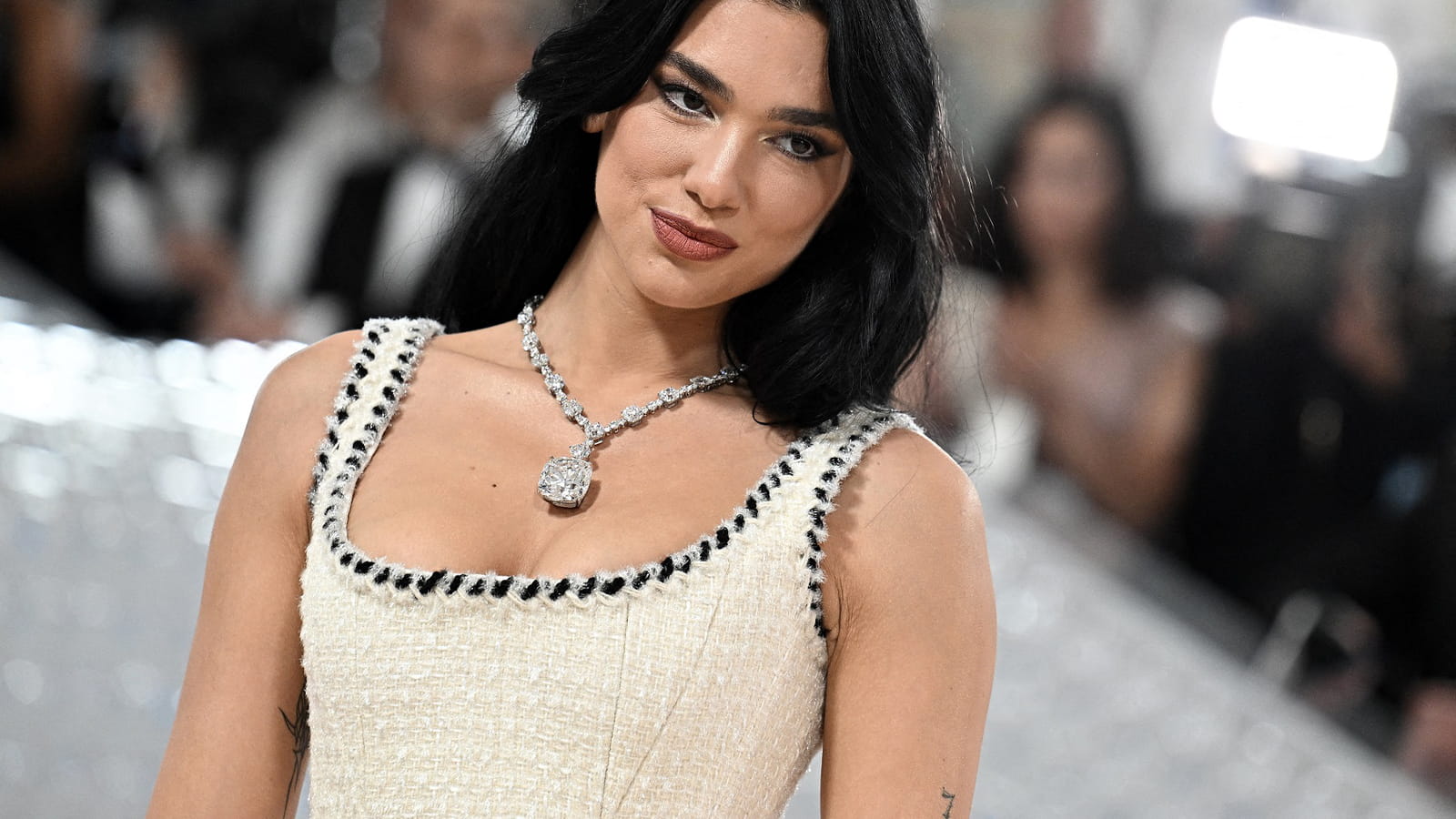 Dua Lipa brune
