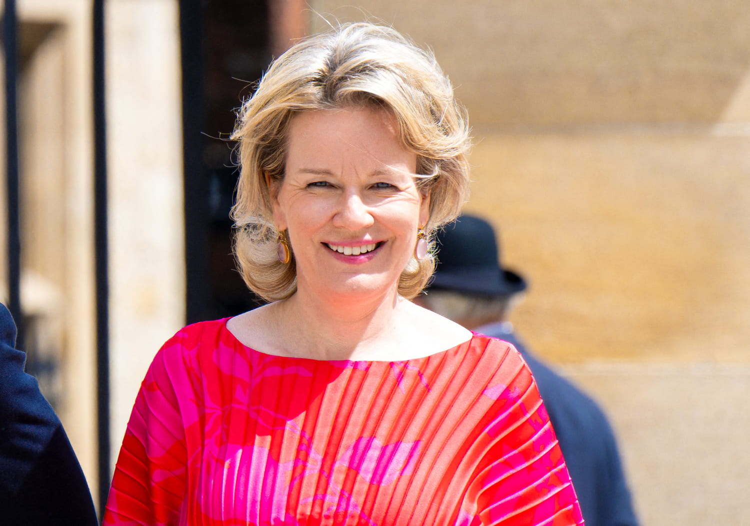 En baskets pour une visite officielle, la reine Mathilde de Belgique  s'empare de la couleur