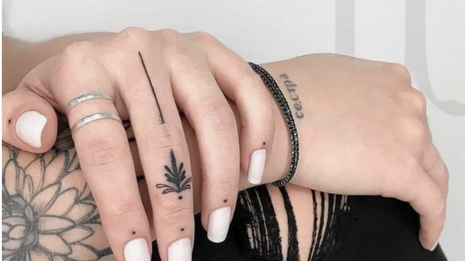 20 idées de tatouages à faire sur le doigt