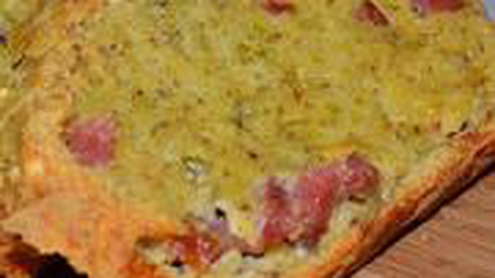 Cake à la pistache, lardon et vin blanc