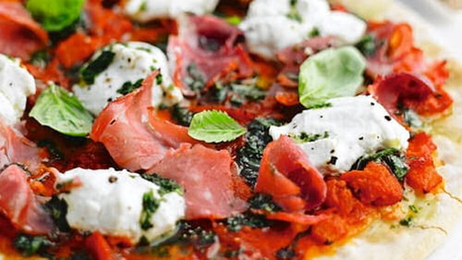Pizza au jambon et à la ricotta