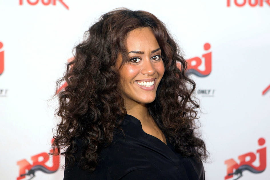 Amel Bent, fra&icirc;che avec sa chevelure tr&egrave;s boucl&eacute;e