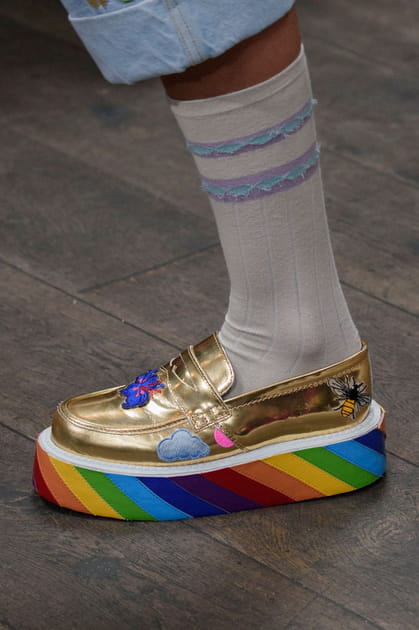 Les creepers rainbow du d&eacute;fil&eacute; Manish Arora