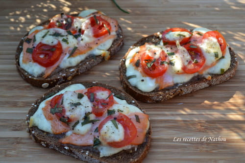 Tartines au saumon fumé, tomates cerise, mozzarella et estragon