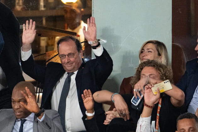 François Hollande fait la ola avec Julie Gayet et une tonne de VIP à Roland-Garros - PHOTOS