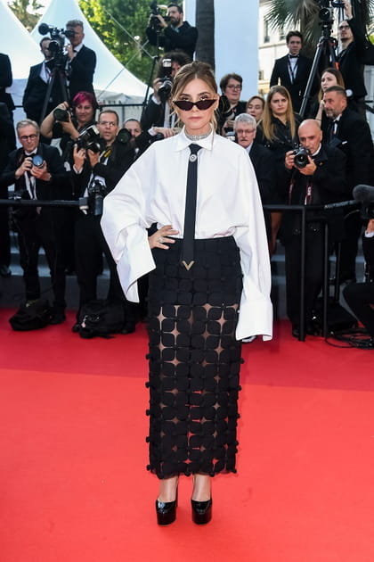 Clotilde Courau en chemise blanche et jupe ajour&eacute;e Valentino