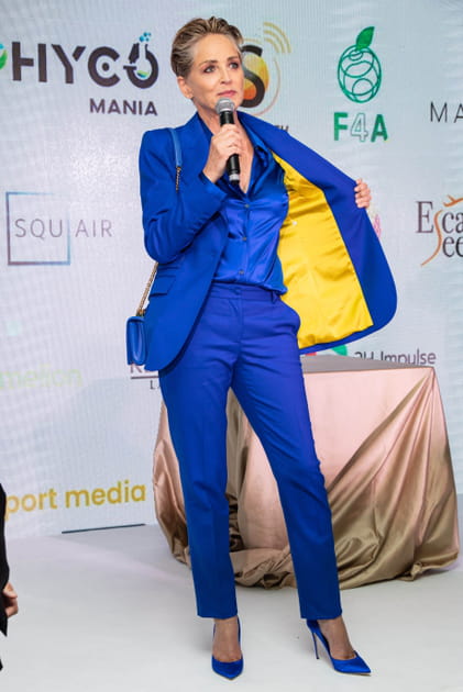 Sharon Stone habill&eacute;e aux couleurs de l'Ukraine, &agrave; la vente aux ench&egrave;res pour Virtuosa au profit des refugi&eacute;s ukrainiens, le 22&nbsp;mai