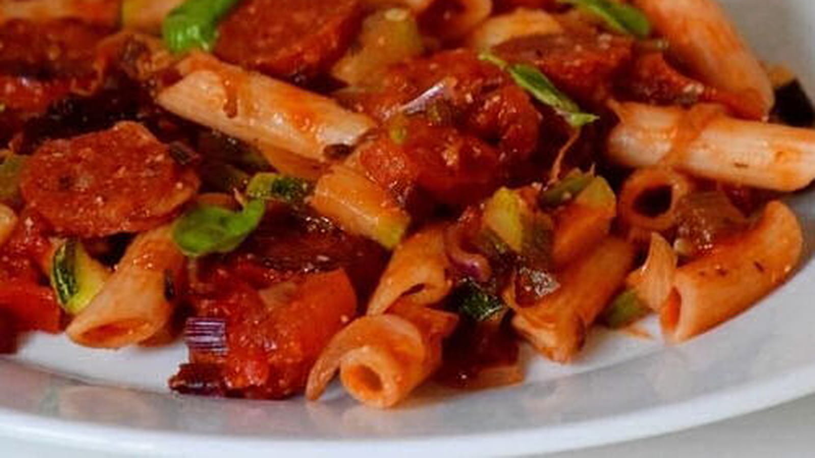 Wok de penne, chorizo, courgette et fanes de betteraves rouges