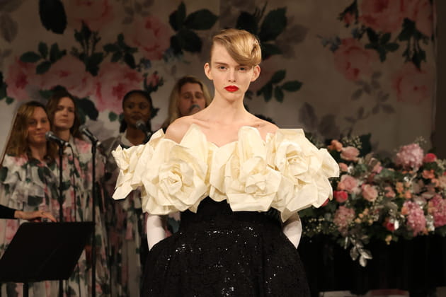 Robe noire &agrave; fleurs blanches 3D&nbsp;aper&ccedil;ue&nbsp;sur le d&eacute;fil&eacute; Richard Quinn