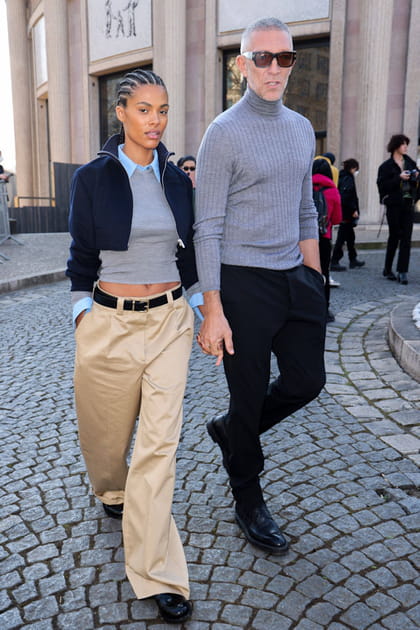 Tina Kunakey en blazer court gris et pantalon large beige Miu Miu