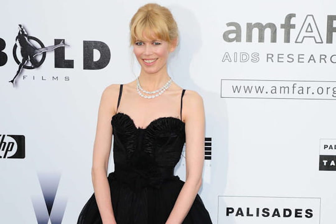 Claudia Schiffer en robe noire à fines bretelles Dolce & Gabbana