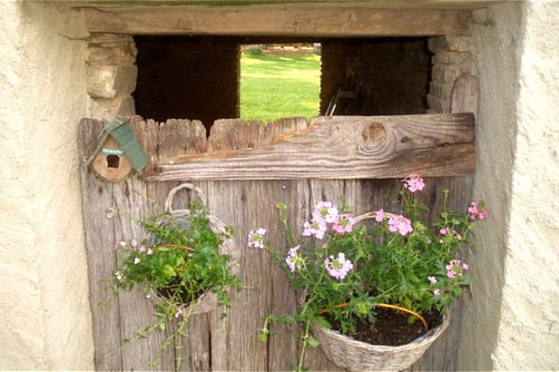 Des vieux paniers en guise de jardinière