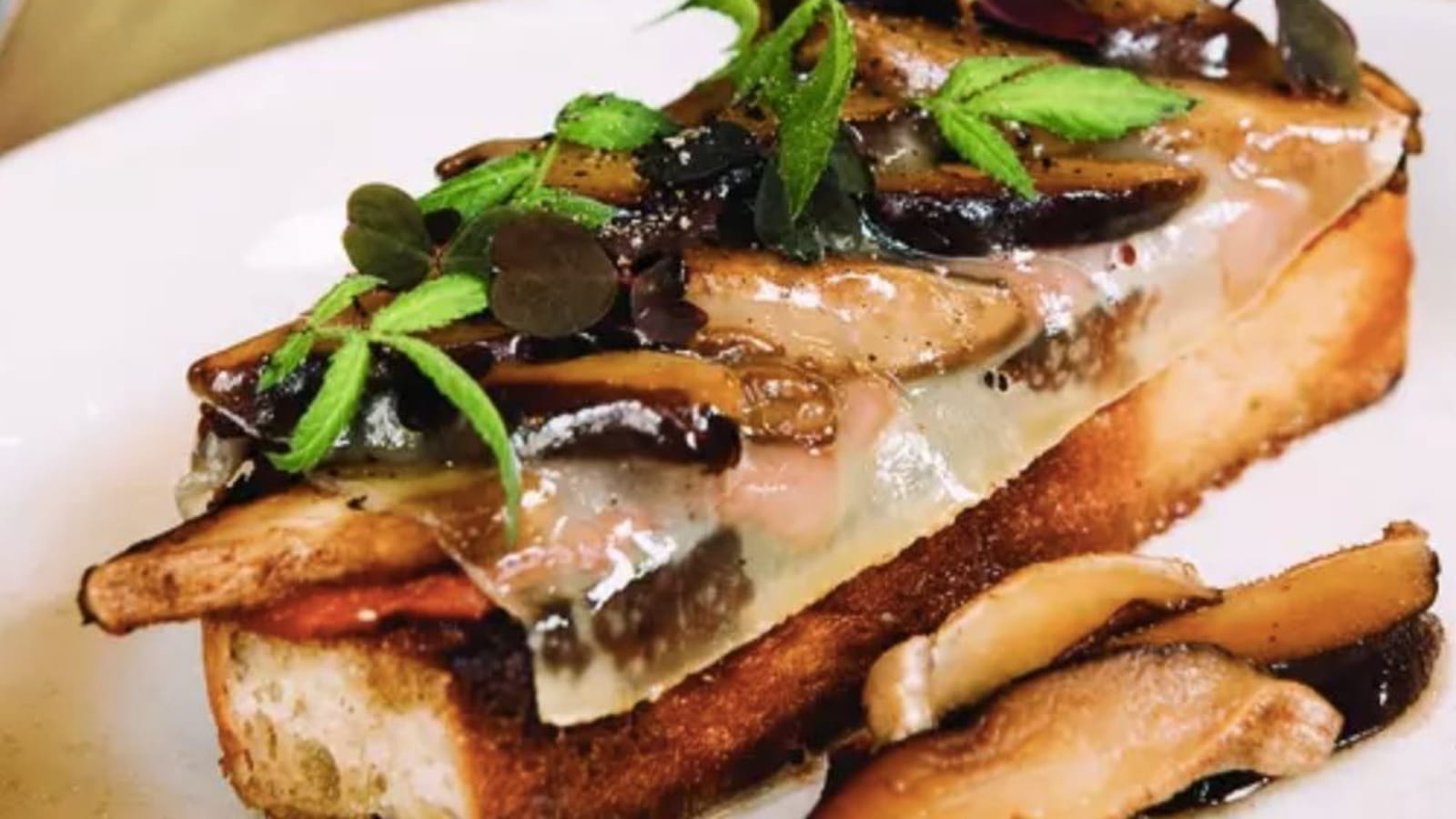 Tartine de pain au lait toasté, shiitakés sautés et dip salsa piquante