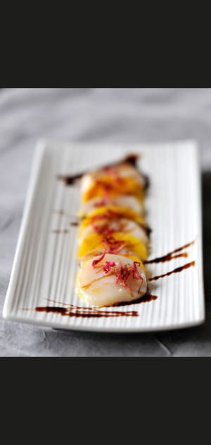Carpaccio de Saint-Jacques &agrave; la mangue, caramel de vinaigre balsamique