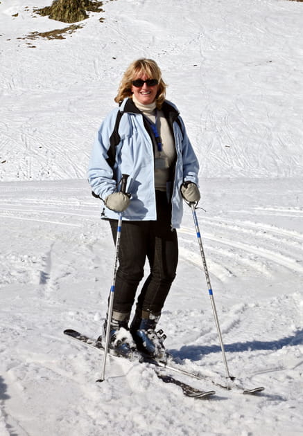 Charlotte de Turckheim en veste bleu clair et pantalon noir