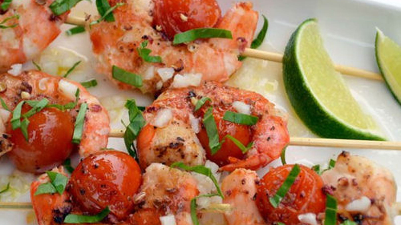 Brochettes de gambas marinées au citron vert, ail et baies de szechuan rouge