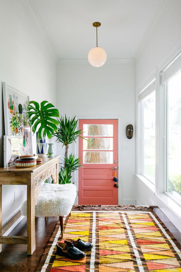 Une porte d'entrée rose