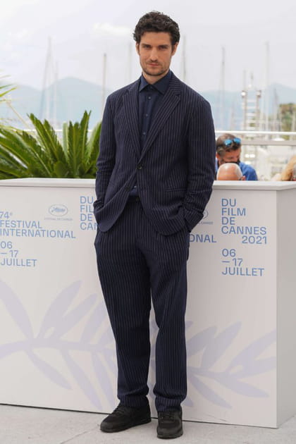 Louis Garrel en ensemble à rayures tennis