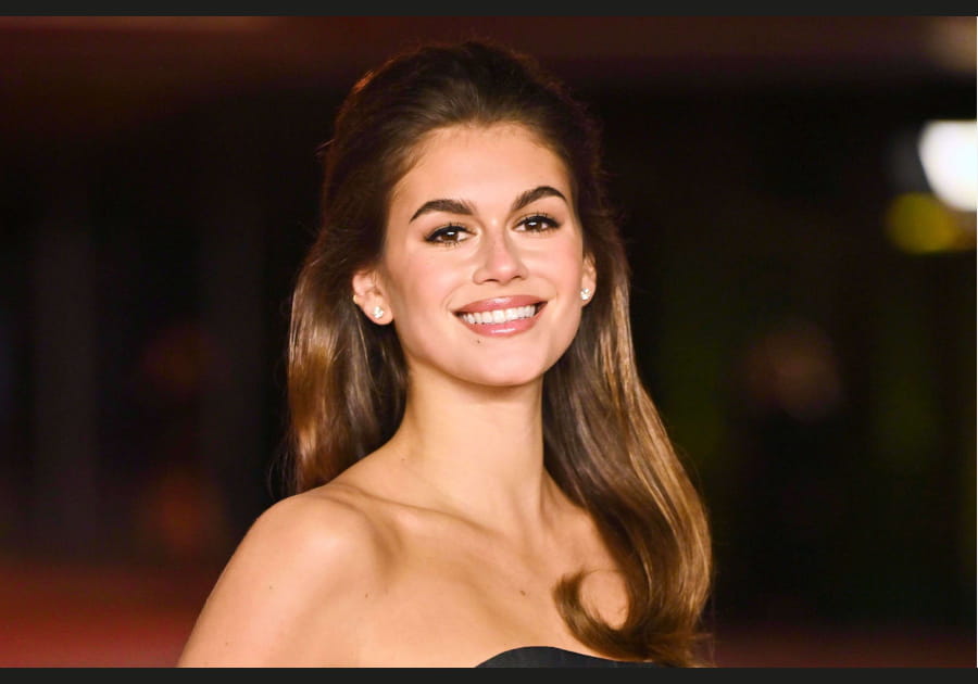 Kaia Gerber, irr&eacute;sistible avec sa coiffure bomb&eacute;e