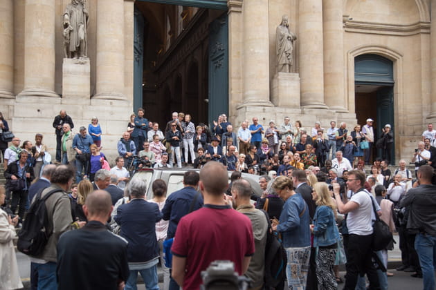Devant l'&eacute;glise Saint-Roch
