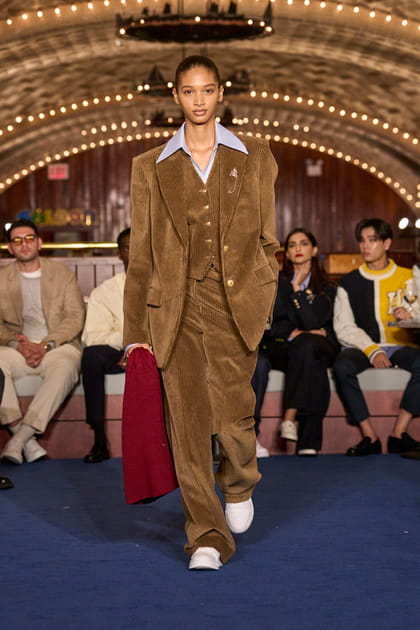 Veste en velours c&ocirc;tel&eacute;, veston camel et pantalon coordonn&eacute; aper&ccedil;us sur le d&eacute;fil&eacute; Tommy Hilfiger