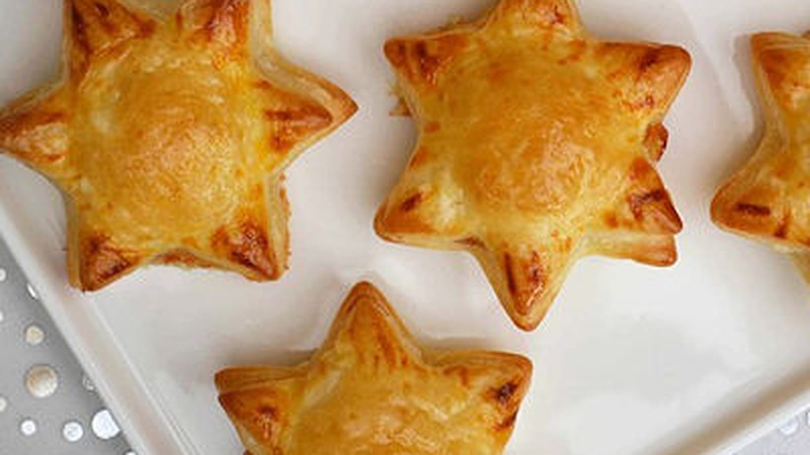 Etoiles feuilletées oignons confits lard Reblochon