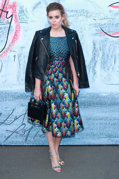 Beatrice d'York en robe à motifs et veste en cuir