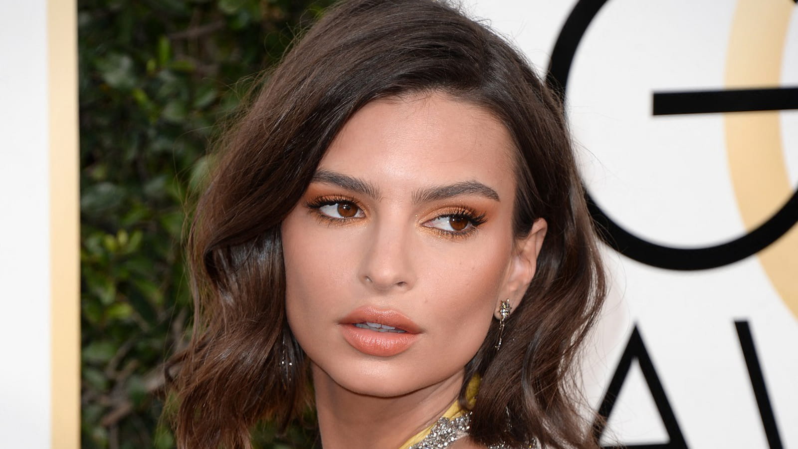 Emily Ratajkowski, avec un carré