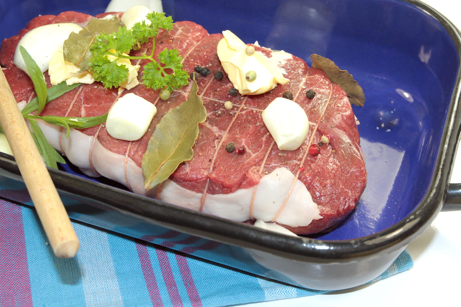 "Elle sera beaucoup moins juteuse" - les bouchers le disent tous, ce geste banal ruine une viande de qualité