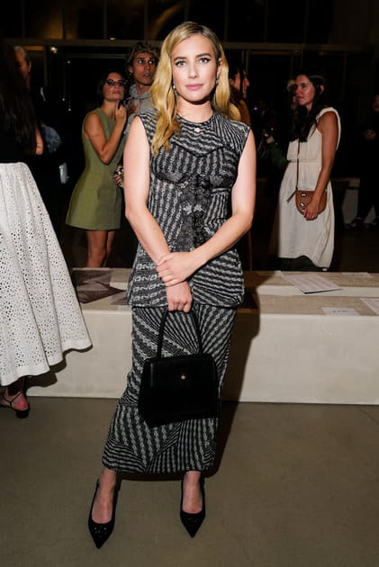 Emma Roberts en ensemble gris et noir au d&eacute;fil&eacute; Tory Burch printemps-&eacute;t&eacute; 2024