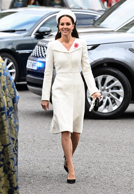 Kate Middleton en robe manteau ivoire Alexander McQueen et escarpins en daim Gianvito Rossi