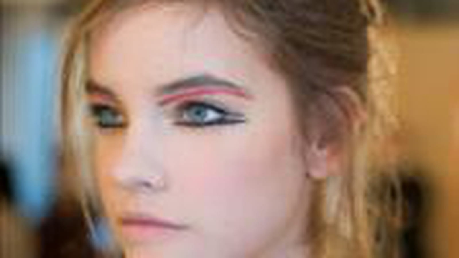 Un visage aux yeux immenses