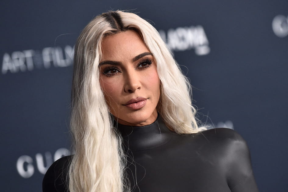 Kim Kardashian est os&eacute;e en blonde