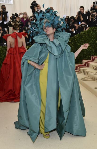 Frances McDormand en robe et cape bleue