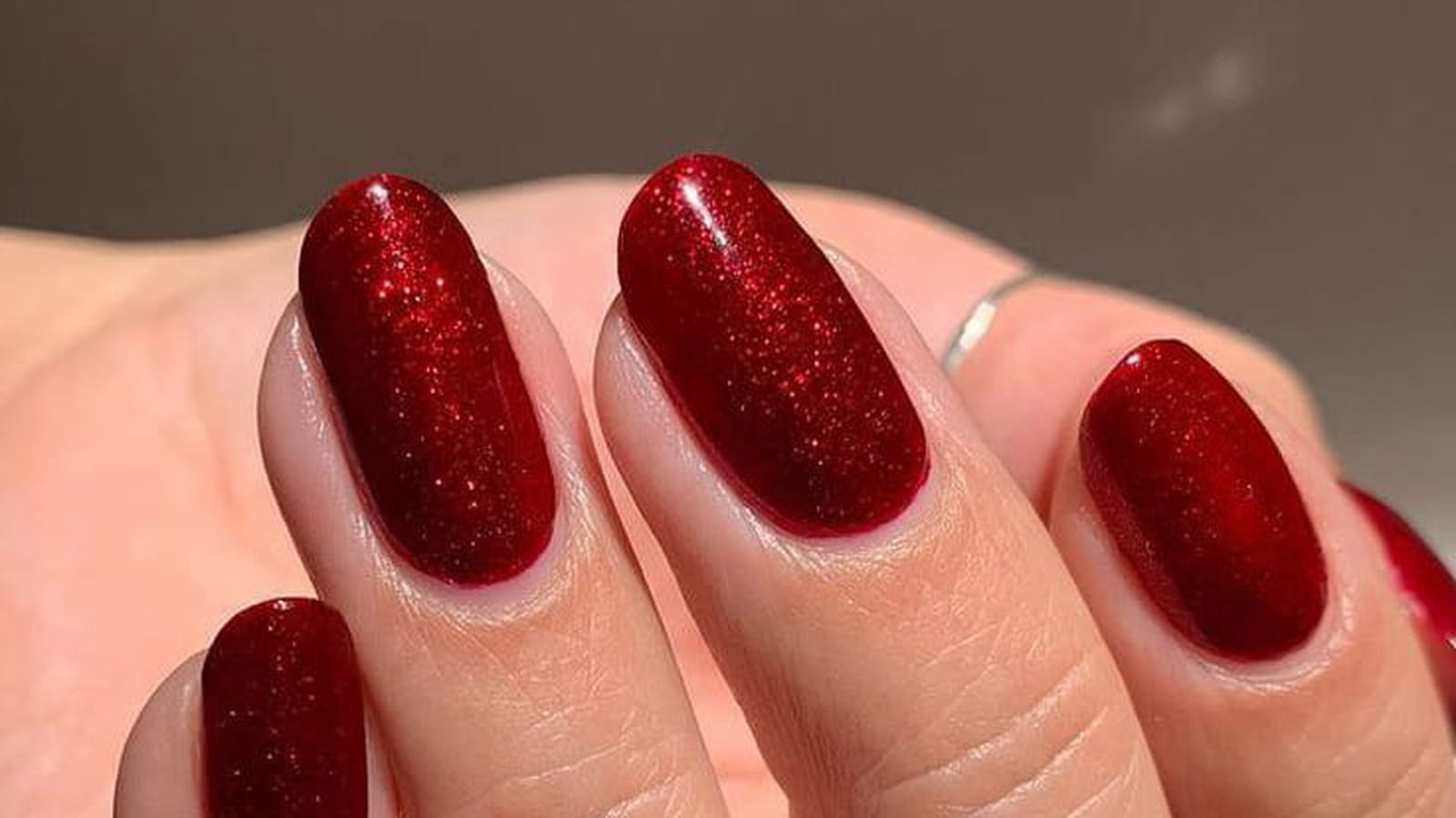 Ongles rouges brillants