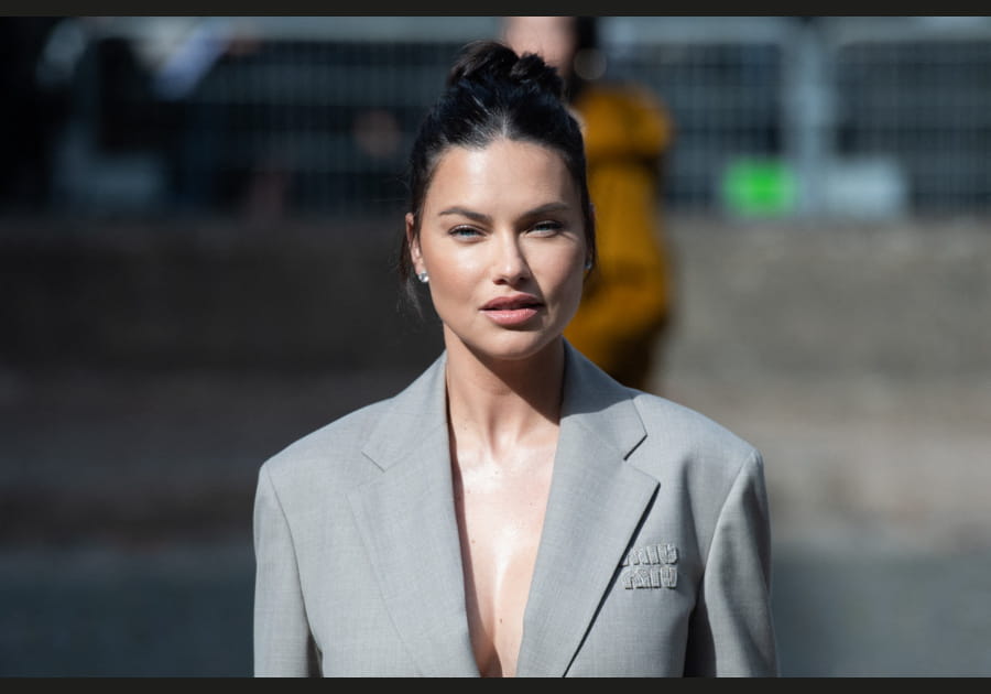 Adriana Lima, parfaite avec son chignon loose