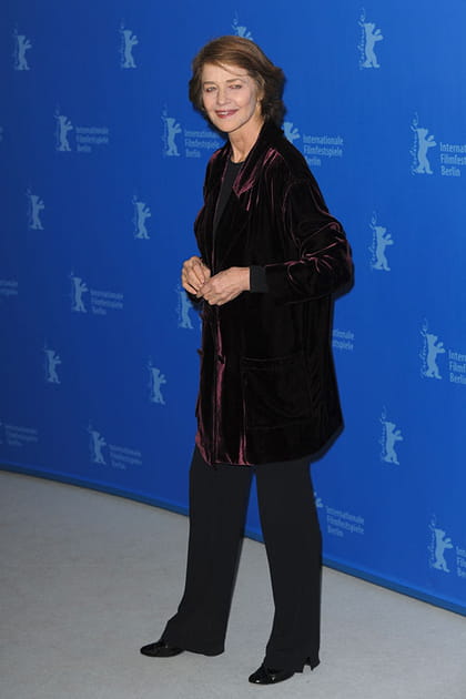 Charlotte Rampling en veste de velours et pantalon noir