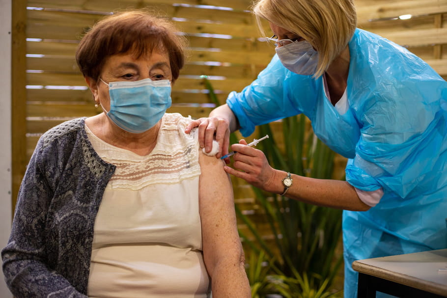 Coronavirus et personnes âgées : symptômes, âge, vaccination
