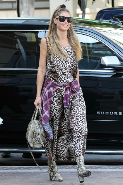 Heidi Klum en robe longue casual l&eacute;opard