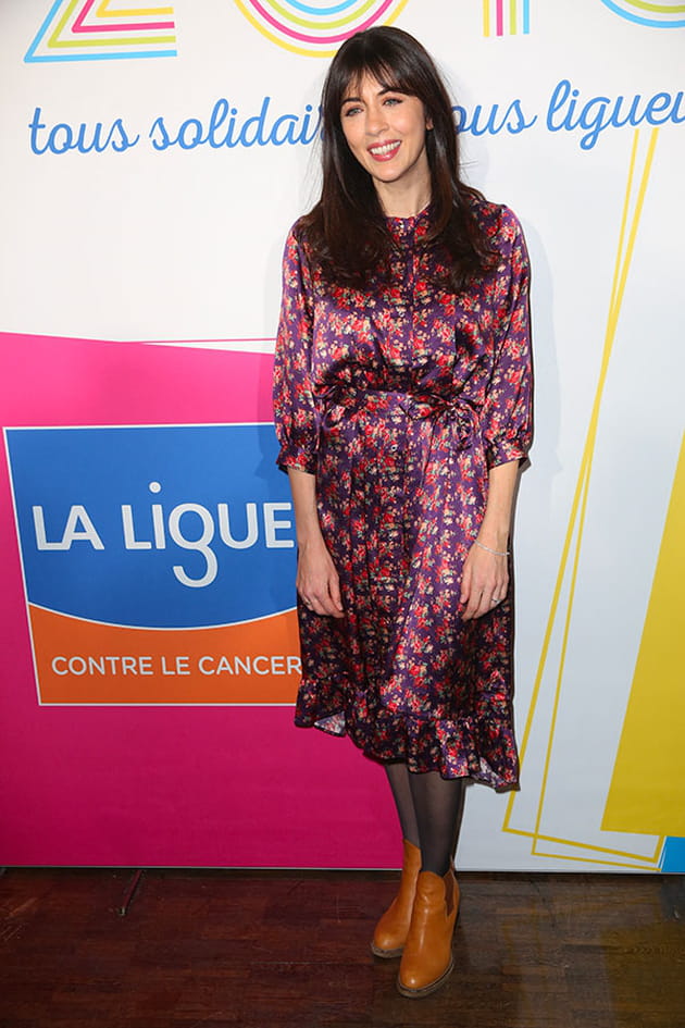 Nolwenn Leroy en robe fluide à fleurs et boots camel