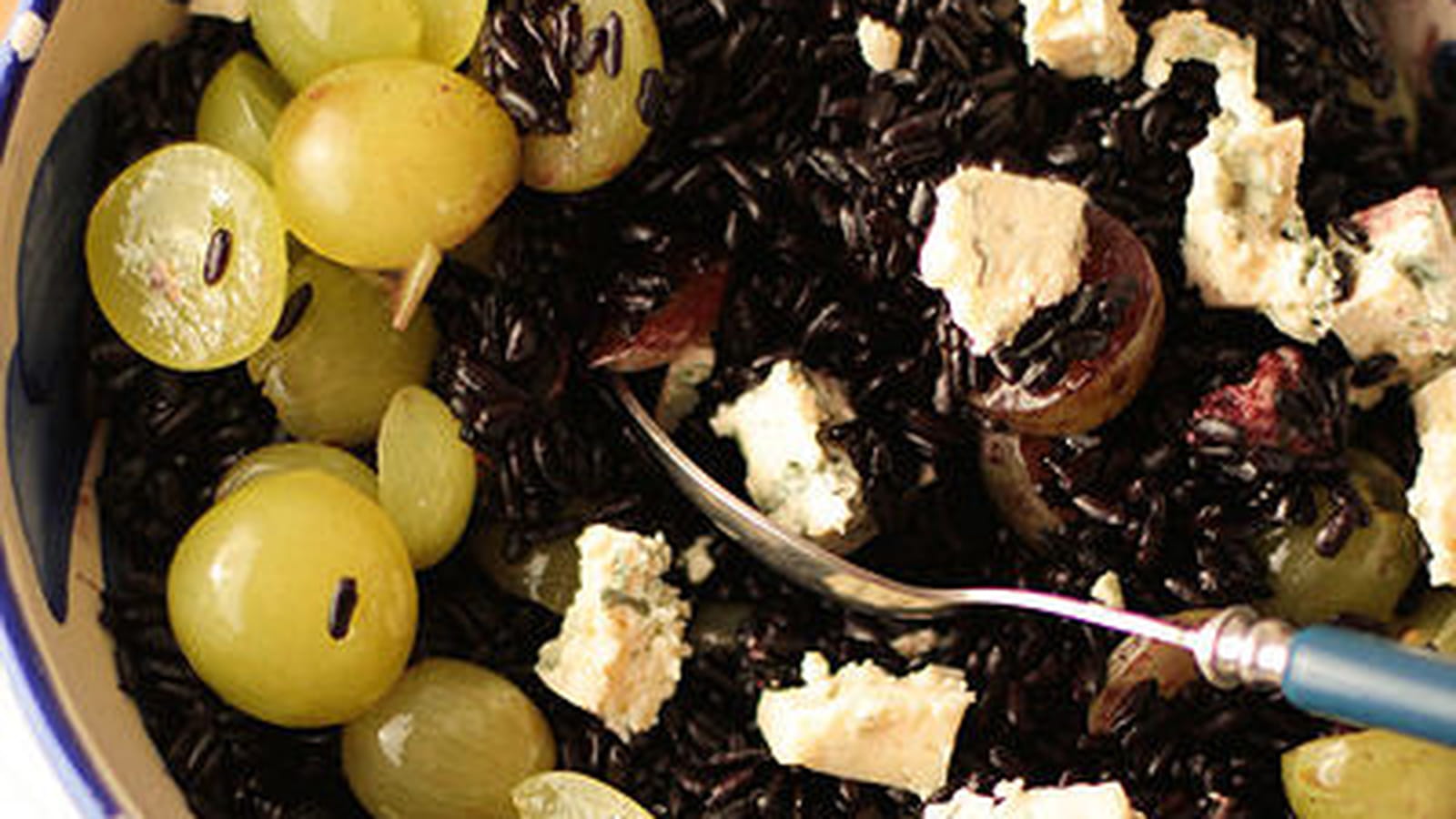 Salade de riz noir au fromage bleu et aux raisins