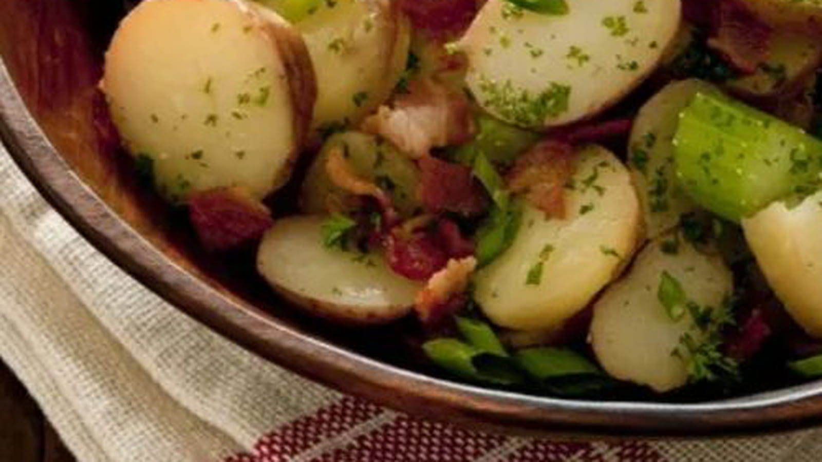 Salade de pommes de terre, lardons et cornichons francais