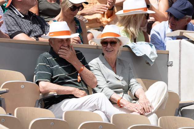 Chantal Ladesou et son mari bien prot&eacute;g&eacute;s du soleil &agrave; Roland-Garros