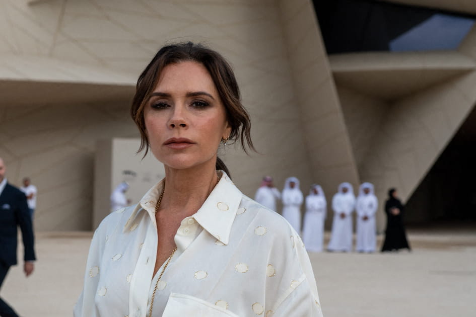 Victoria Beckham, branch&eacute;e avec sa queue-de-cheval basse et ses m&egrave;ches rel&acirc;ch&eacute;es