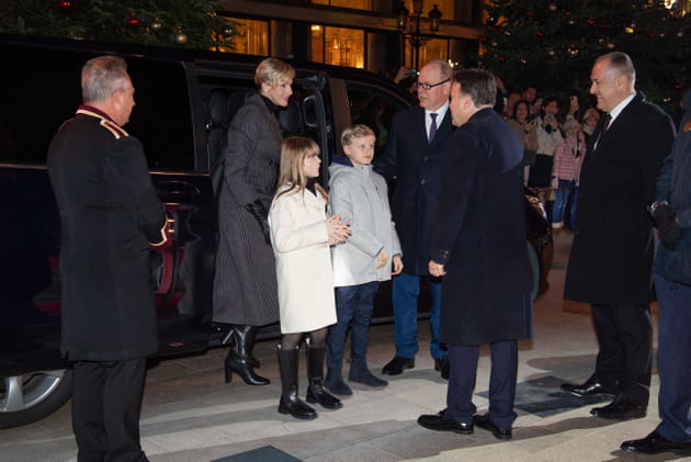 Les jumeaux Jacques et Gabriella arrivent avec leurs parents sur la place du Casino